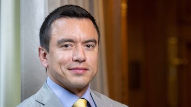 El presidente de Ecuador, Daniel Noboa, posa durante una entrevista con AFP en París, el 8 de mayo de 2025.