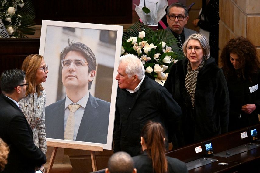 Miguel Uribe Londoño (C), padre del fallecido candidato presidencial colombiano Miguel Uribe Turbay, asiste al velatorio de su hijo en el Congreso de Bogotá el 11 de agosto de 2025. El candidato presidencial colombiano Miguel Uribe falleció dos meses después de recibir un disparo en la cabeza durante un acto de campaña, según anunció su esposa la madrugada del 11 de agosto de 2025. El estado del legislador había vuelto a ser crítico tras sufrir una nueva hemorragia cerebral relacionada con el intento de asesinato durante un mitin el 7 de junio, en el que recibió tres disparos, dos de ellos en la cabeza.&nbsp;