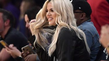 En esta foto de archivo del 13 de enero de 2019, Khloé Kardashian observa durante la segunda mitad de un juego de baloncesto de la NBA entre Los Angeles Lakers y Cleveland Cavaliers, en Los Angeles.&nbsp;