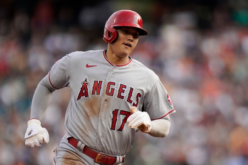 El japonés Shohei Ohtani, de los Angelinos de Los Ángeles, recorre los senderos para anotar en el juego ante los Tigres de Detroit