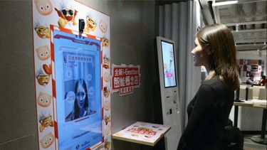 KFC China utiliza la técnica de reconocimiento facial para recomendar un menú personalizado a cada cliente.