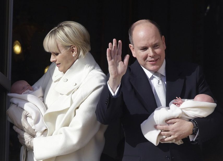 Los príncipes de Mónaco Charlene y Alberto muestran a sus recién nacidos desde un balcón del palacio. (AP). 