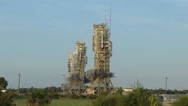 Las explosiones controladas derribaron dos viejas torres de lanzamiento de cohetes en Cabo Cañaveral, Florida.