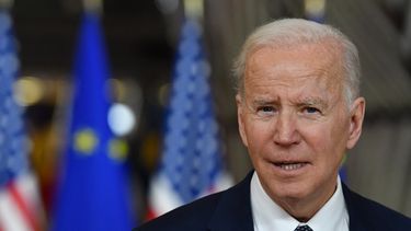 El presidente Joe Biden, se dirige a los representantes de los medios cuando llega a la cumbre de la Unión Europea (UE) en la sede de la UE en Bruselas el 24 de marzo de 2022.