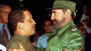 Abrazo entre Hugo Chávez y Fidel Castro en el aeropuerto de La Habana en 1994&nbsp;