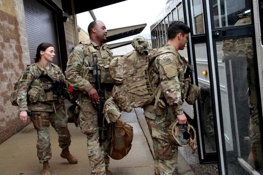Soldados estadounidenses con su equipo suben a un autobús en Fort Bragg, Carolina del Norte, el sábado 4 de enero de 2010, antes de ser enviados como refuerzos al Oriente Medio tras el asesinato del general iraní Qassem Soleimani. 