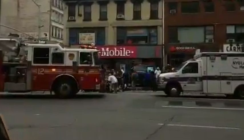Un auto se estrelló contra la fachada comercial de una tienda de teléfonos en el zona de Chelsea, en Nueva York.