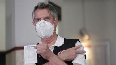 Esta imagen distribuida publicada por la Presidencia peruana muestra al presidente interino de Perú, Francisco Sagasti, mostrando su certificado de vacunación luego de haber sido inoculado contra el COVID-19 en un hospital militar de Lima el 9 de febrero de 2021.