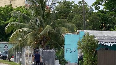 Un hombre camina en el parque de casas móviles Paradise, a pocas cuadras del centro de Miami.&nbsp;