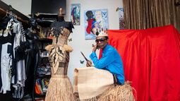 El diseñador de moda gabonés Chouchou Lazare posa para un retrato dentro de su taller de sastrería en Libreville el 9 de febrero de 2026.