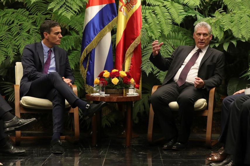 El presidente de España, Pedro Sánchez, se reúne con el designado gobernante de Cuba, Miguel Díaz-Canel, en el Palacio de la Revolución en La Habana, Cuba.