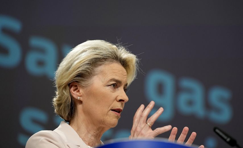 La presidenta de la Comisión Europea Ursula von der Leyen habla con los medios de comunicación en una conferencia de prensa en la sede de la UE en Bruselas, el miércoles 20 de julio de 2022.&nbsp;