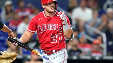 Mike Trout, de los Angelinos de Los Ángeles, se molesta después de que lo poncharan en la cuarta entrada del partido contra los Marlins de Miami, el martes 5 de julio de 2022.&nbsp;