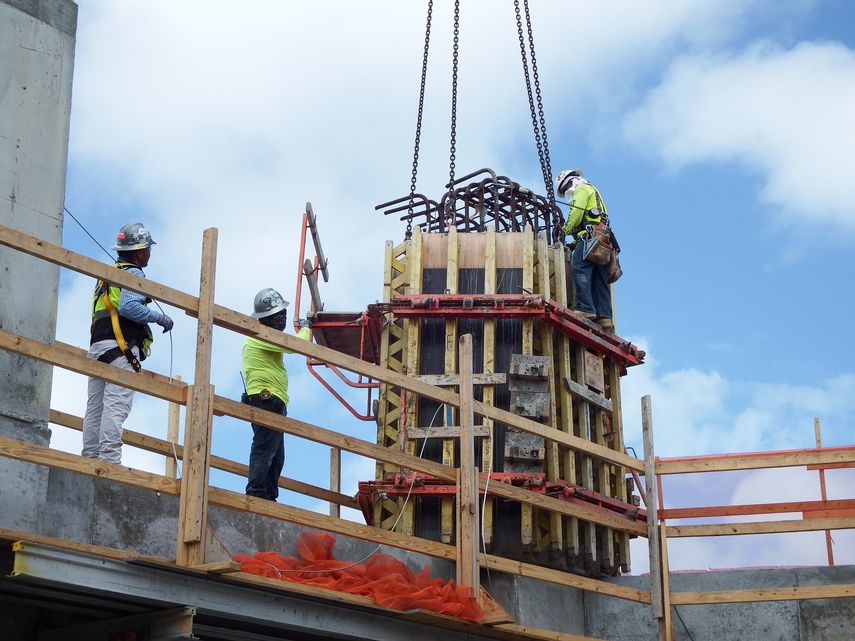 Constructores se aprestan a rellenar el molde de&nbsp;una columna.