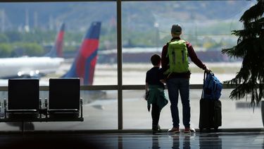 &nbsp;Pasajeros observan desde una ventana del Aeropuerto Internacional de Salt Lake City, el 24 de mayo de 2024.&nbsp;