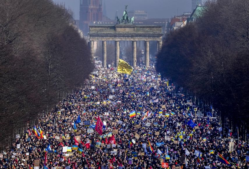 Miles de personas se congregan frente a la Puerta de Brandeburgo para protestar por la invasión de Rusia a Ucrania el 27 de febrero de 2022, en Berlín, Alemania.&nbsp;