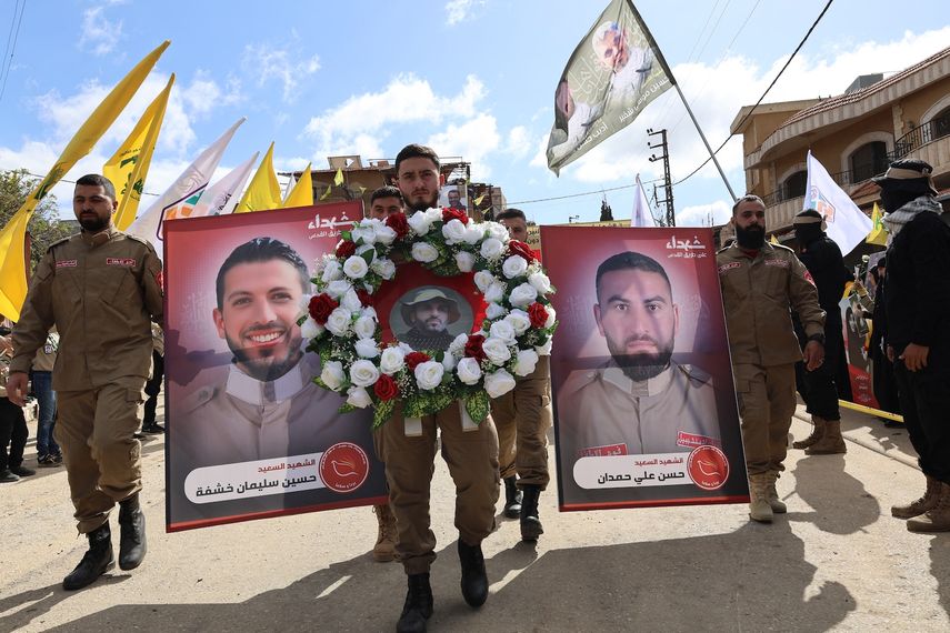 Los dolientes asisten al funeral de los combatientes de Hezbolá, caídos antes del alto el fuego del 27 de noviembre con Israel, en la aldea sureña de Mais al-Jabal, Líbano, el 4 de abril de 2025.&nbsp;