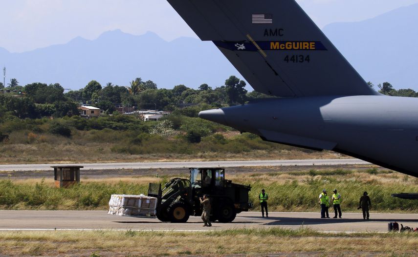 Personal militar recibe la ayuda humanitaria destinada a Venezuela que ha llegado a la ciudad de Cúcuta procedente de Estados Unidos.
