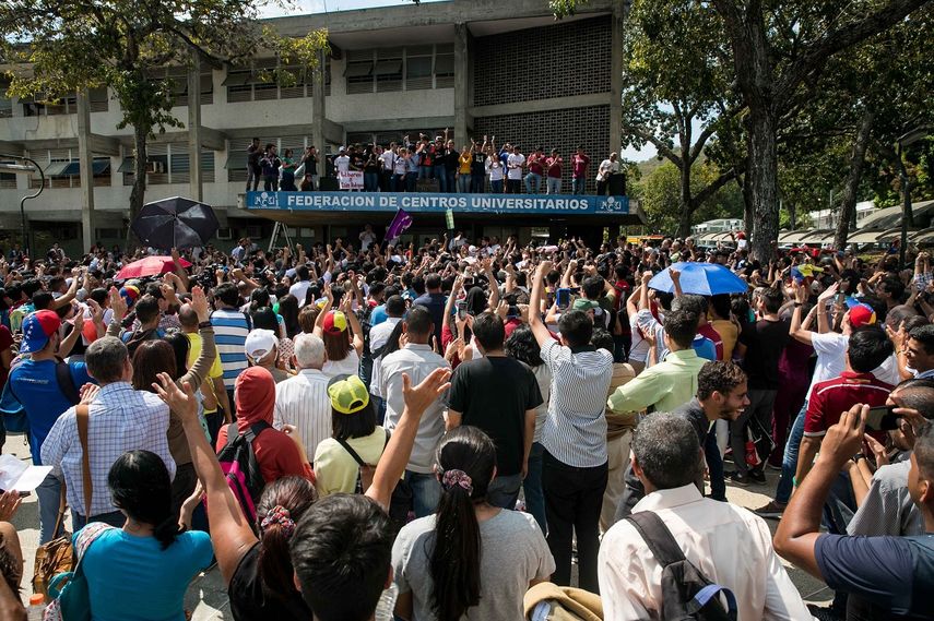 Cientos de personas escuchan este lunes al presidente del Parlamento venezolano, Juan Guaidó, durante un acto en la Universidad Central de Venezuela, en Caracas.
