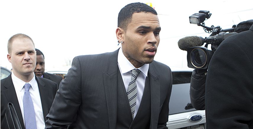 En esta foto del 8 de enero del 2014, el cantante Chris Brown llega al Tribunal Superior del Distrito de Columbia en Washington. (AP)