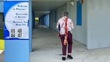 A votar, sin presiones, se dirige la señora en Miami.