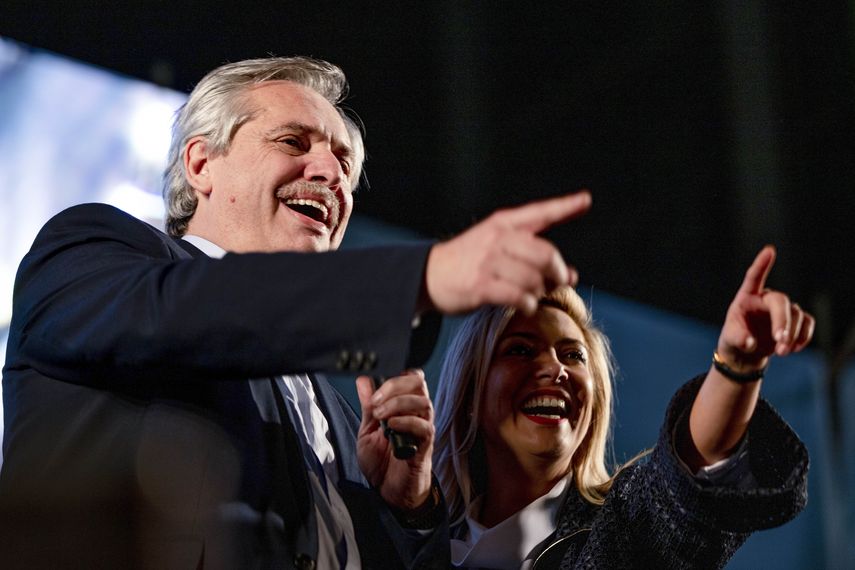El candidato presidencial Alberto Fernandez se dirige a sus simpatizantes junto a su pareja Fabiola Yanez a las afueras de la sede de su partido tras las elecciones primarias en Buenos Aires, Argentina, el domingo 11 de agosto de 2019.