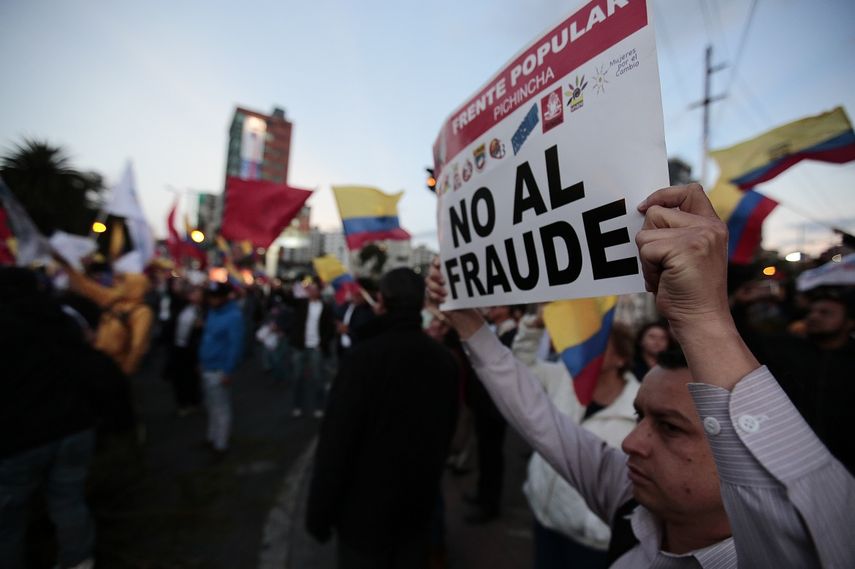 En redes sociales y entre los manifestantes se ha exigido, entre otras cosas, que las FFAA se pronuncien sobre la situación tras las elecciones en Ecuador.