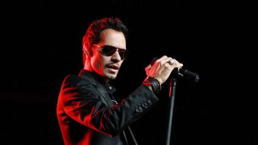 En la imagen, el ex de Jennifer López muestra una sonrisa amarilla, producto tal vez del exceso del cigarrillo y la ingesta de café, entre otras razones.