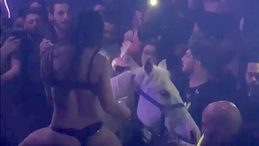 En el video difundido en redes se ve a una mujer sobre un caballo en el club Mokai.&nbsp;