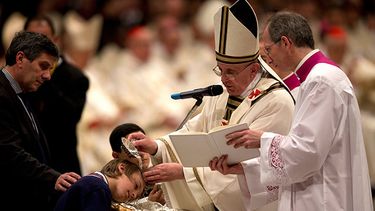 El papa Francisco bautiza a Giorgio Capezzuoli, de 10 años, durante la Vigilia Pascual en la Basílica de San Pedro, en el Vaticano. (Foto AP/Alessandra Tarantino)