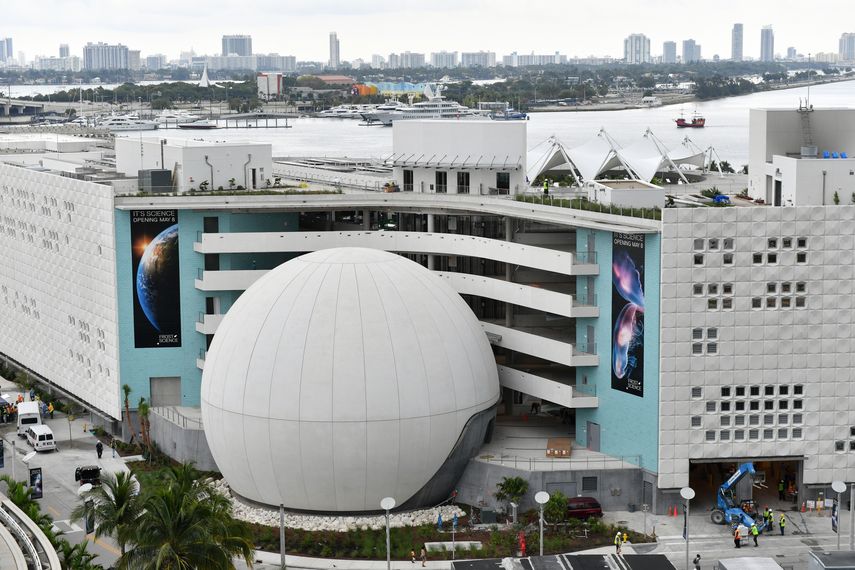 Vista aérea parcial de la edificiación que alberga al nuevo museo de ciencias de Miami.