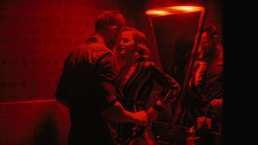 En esta imagen proporcionada por Saban Films Joel McHale, izquierda, y Kerry Bishé en una escena de la película “Happily.