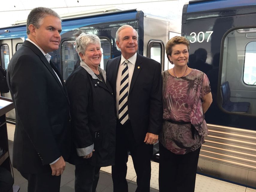 De izquierda a derecha, comisionados Bruno Barreiro y Sally A. Heyman, alcalde Carlos Giménez y comisionada Rebeca Sosa, durante la inauguración de los nuevos vagones del Metrorail.