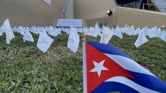 Jardín por los presos políticos, en la Ermita de la Caridad en Miami.&nbsp;