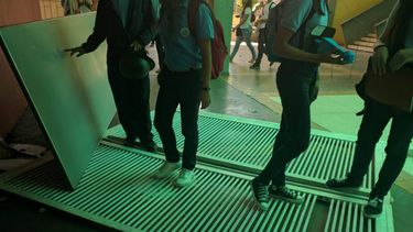 Los funcionarios ingresaron al plantel y atacaron con perdigones a los estudiantes. El patio central del liceo se convirtió en un escenario de guerra.