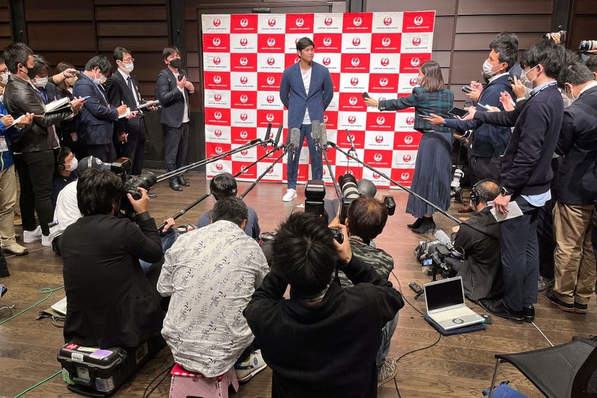 Shohei Ohtani de los Angelinos de Los Ángeles charla con periodistas tras regresar a Japón en el aeropuerto internacional de Haneda en Tokio
