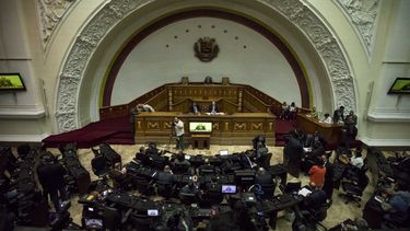 La sesión extraordinaria de la AN se celebró con la presencia de un grupo de representantes diplomáticos de Francia, España, Holanda, Inglaterra, Italia, Portugal, Argentina, Chile, Perú y Colombia, entre otros.