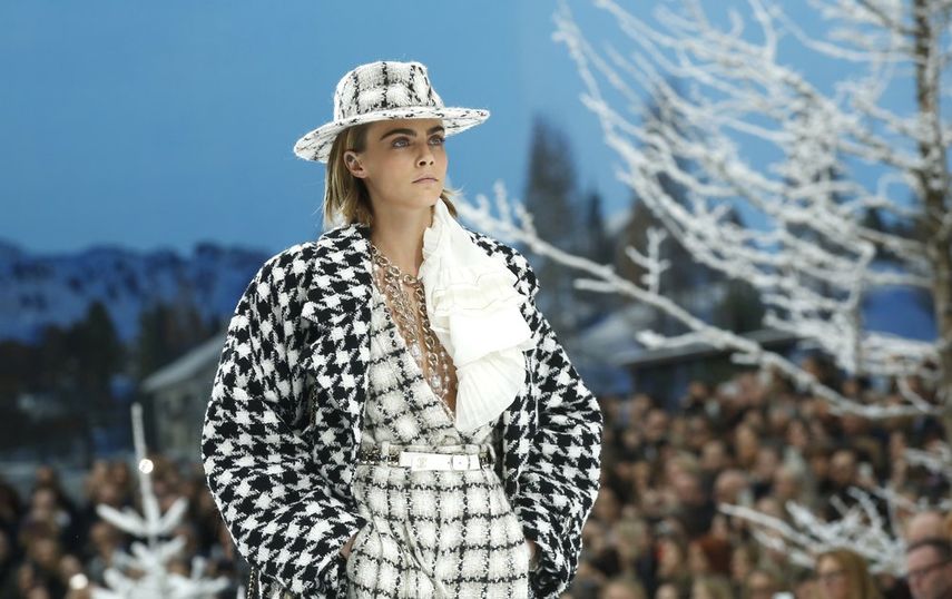 La modelo Cara Delevingne usa una creaci&oacute;n como parte de la colecci&oacute;n Chanel lista para usar Oto&ntilde;o-Invierno 2019-2020, que se present&oacute; en Par&iacute;s el 5 de marzo de 2019. Delevingne cumplir&aacute; 28 a&ntilde;os este 12 de agosto.&nbsp;