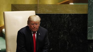 El presidente estadounidense, Donald&nbsp;Trump, permanece sentado antes de ofrecer un discurso durante la sesión de apertura del debate de alto nivel de la Asamblea General de Naciones Unidas.