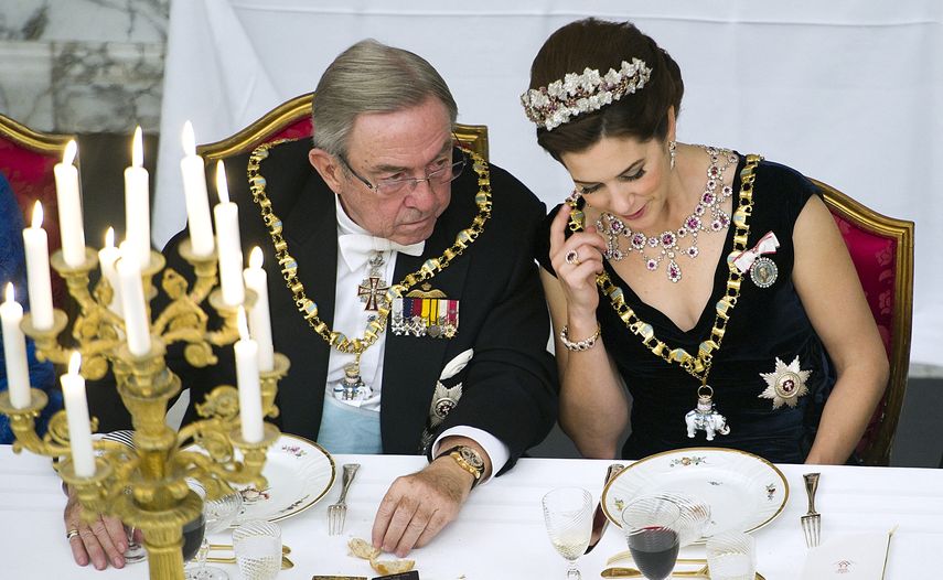 La fotografía tomada el 15 de enero de 2012 muestra a Constantino II, exrey de Grecia, y a la princesa heredera María de Dinamarca mientras asisten a una cena de gala en el castillo de Christiansborg en Copenhague, celebrada con motivo del 40 aniversario del reinado de la reina Margarita II de Dinamarca.
