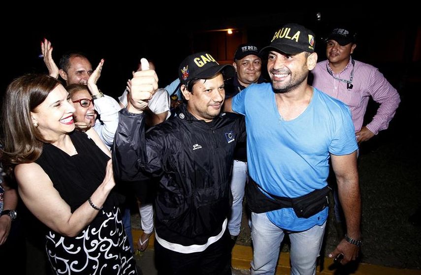 Los reporteros colombianos Carlos Melo (i) y Diego DPablos (d) de RCN Televisión, tras ser liberados este, 28 de mayo de 2016 en la región del Catatumbo (Colombia), donde habían sido secuestrados por la guerrilla del ELN. (EFE)