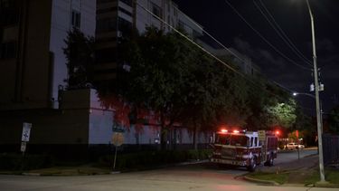 Un cami&oacute;n de bomberos se encuentra fuera del consulado chino el 22 de julio de 2020, en Houston, luego de que el Departamento de Estado de los Estados Unidos le ordenara a China cerrar el consulado. Estados Unidos orden&oacute; a China que cierre su consulado en Houston y lo acus&oacute; de aumentar las operaciones de espionaje, aumentando dram&aacute;ticamente las tensiones diplom&aacute;ticas entre las superpotencias en pugna. El anuncio del 21 de julio de 2020 enfureci&oacute; a Beijing, que prometi&oacute; tomar represalias cuando los dos pa&iacute;ses discuten sobre una serie de cuestiones que van desde el comercio hasta la pandemia de coronavirus y las pol&iacute;ticas de China en Hong Kong, Xinjiang y el Mar del Sur de China.