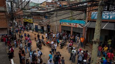 Docenas de personas permanecen hoy, viernes 21 de abril de 2017, a las afueras de varios comercios que fueron saqueados anoche en la parroquia popular El Valle, en el oeste de Caracas