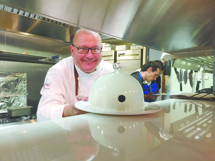 Ahora que es invierno, Tomás, que además es un estudioso de los vinos, presenta una muestra de nueve platos de alta cocina. 