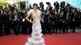 La modelo estadounidense Kendall Jenner posa a su llegada el 12 de mayo de 2018 a la proyección de la película Girls of the Sun en la 71.ª edición del Festival de Cine de Cannes, en el sur de Francia.