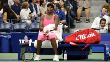 La estadounidense Venus Williams durante una pausa del partido contra la belga Greet Minnen en la primera ronda del US Open, el martes 29 de agosto de 2023, en Nueva York.&nbsp;