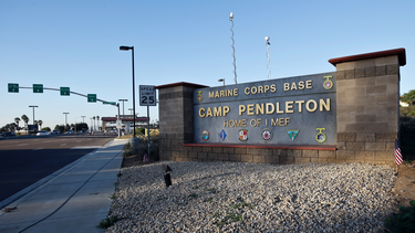En esta imagen del 13 de noviembre de 2013 se ve la puerta principal de la base del Cuerpo de la Infanter&iacute;a de Marina Camp Pendleton, en California.&nbsp;