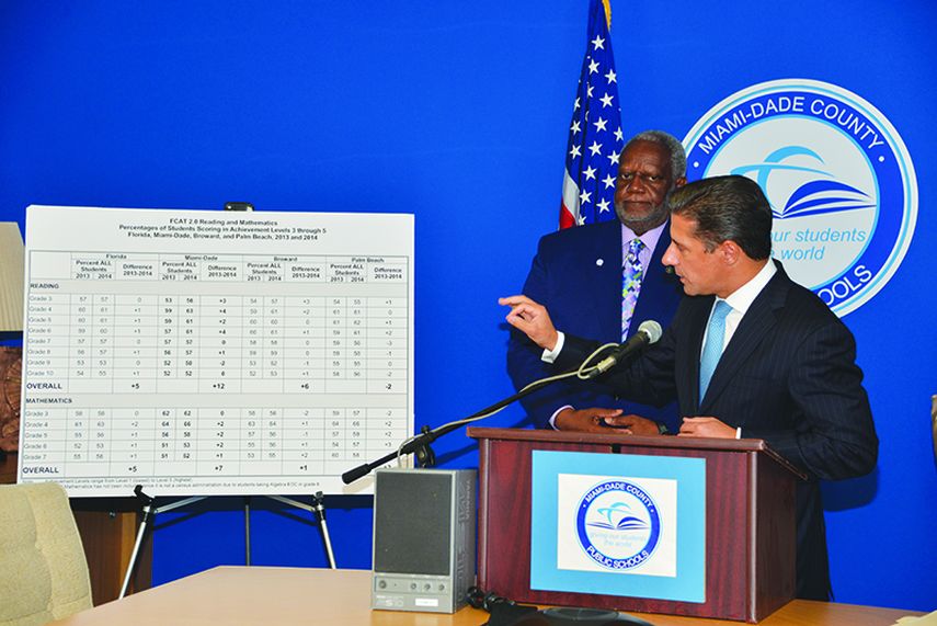 Alberto Carvalho, en compañía de Wilbert Holloway, miembro de la Junta Escolar, cuando presentaba los resultados del FCAT. (GISELLE SANTALUCCI)