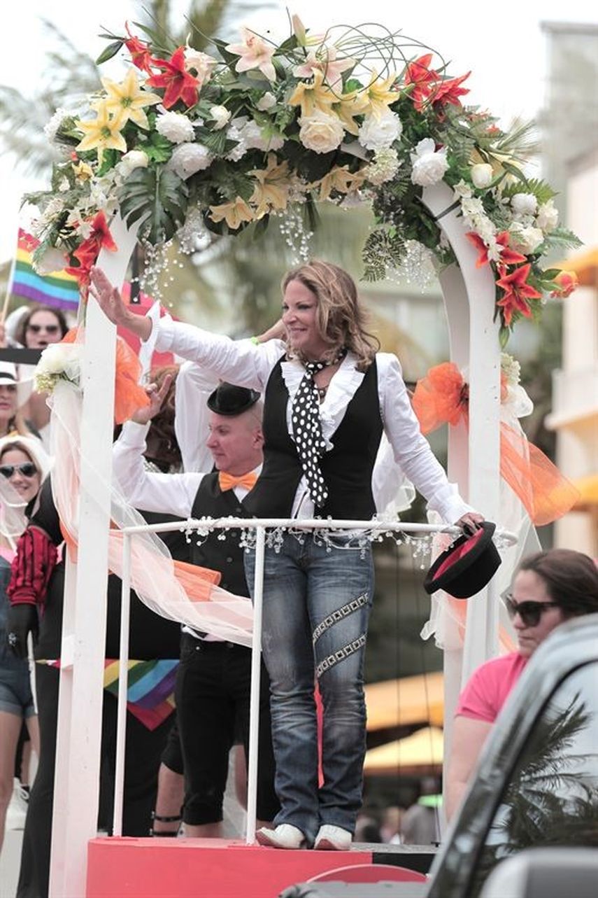 La Dra. Ana María Polo en el desfile Anual del Orgullo Gay. (CORTESÍA)