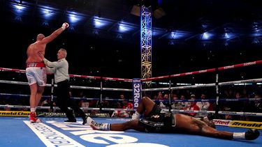 El británico Tyson Fury celebra después de noquear a su compatriota Dillian Whyte para retener su campeonato mundial de peso completo del CMB, el sábado 23 de abril de 2022, en el Estadio Wembley, de Londres.